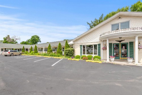 Glass House Inn Erie Near I-90 & I-79 - image 8