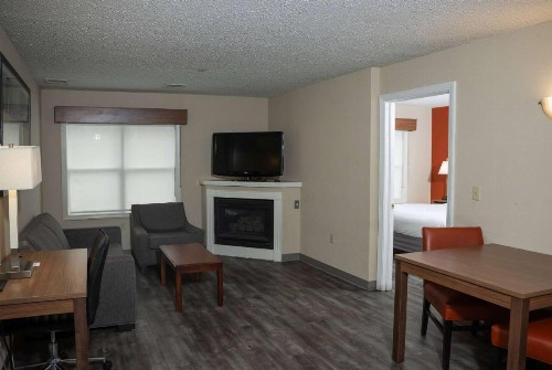Hawthorn Suites by Wyndham Erie - image 10