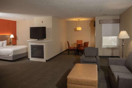 Hawthorn Suites by Wyndham Erie - image 2