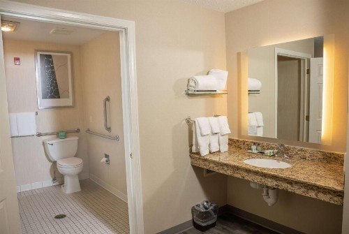 Hawthorn Suites by Wyndham Erie - image 29
