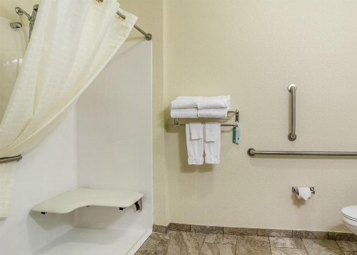 Cobblestone Hotel & Suites - Erie - image 10