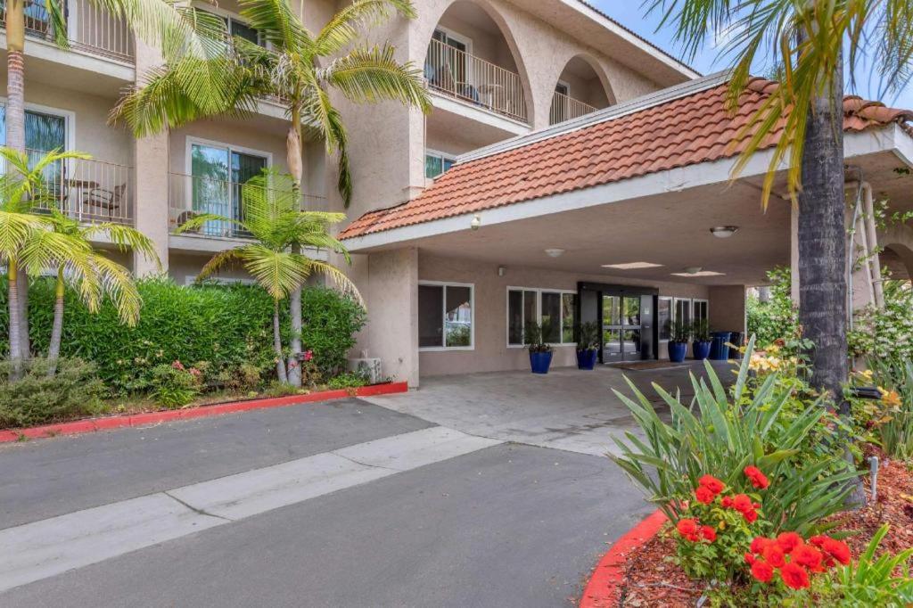 Comfort Inn Escondido San Diego North County - image 2