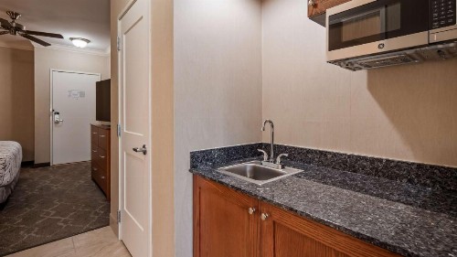 Best Western Plus Silver Saddle Inn - image 45