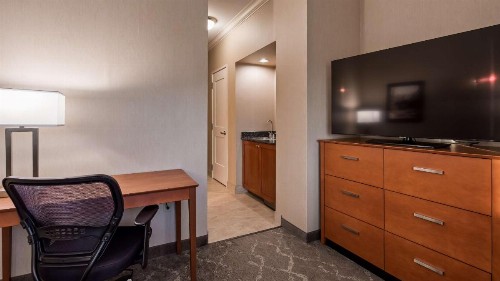 Best Western Plus Silver Saddle Inn - image 49