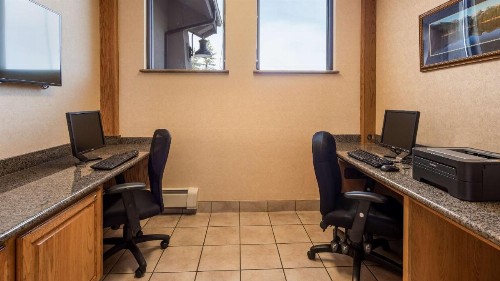 Best Western Plus Silver Saddle Inn - image 9