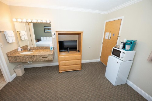 Blue Door Inn - image 16