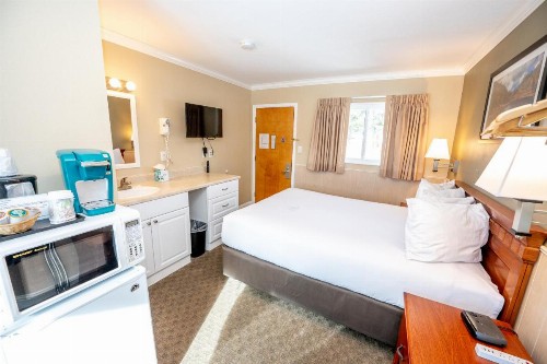 Blue Door Inn - image 3