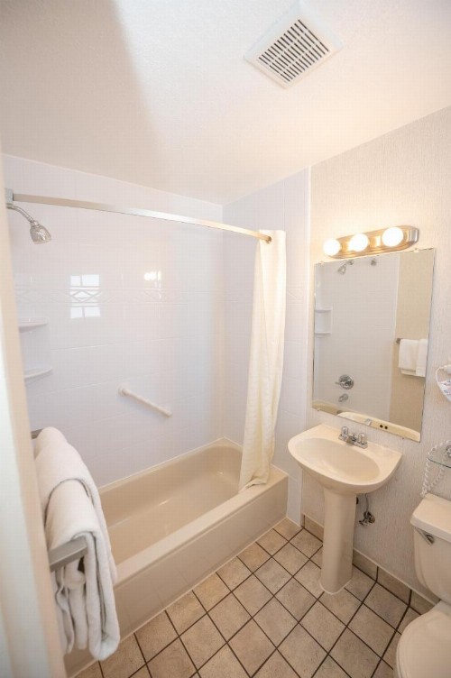 Blue Door Inn - image 4