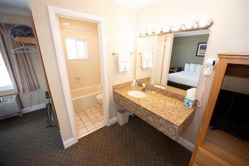 Blue Door Inn - image 42