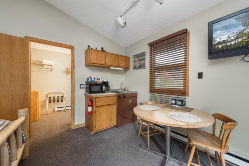 4 Seasons Inn on Fall River - image 16