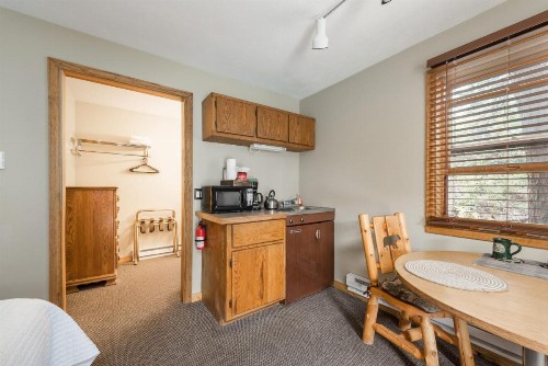 4 Seasons Inn on Fall River - image 6