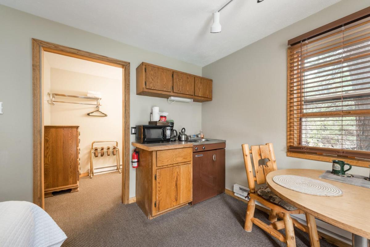 4 Seasons Inn on Fall River - image 6
