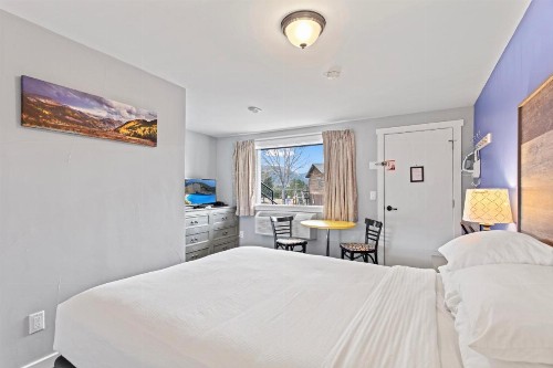 Coyote Mountain Lodge - image 12