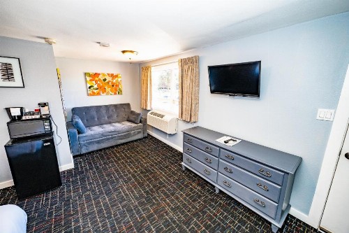 Coyote Mountain Lodge - image 18