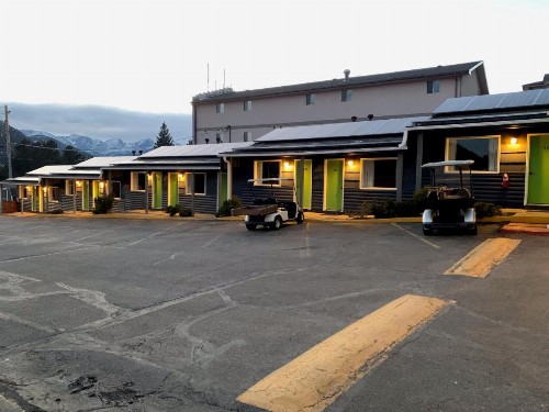 Coyote Mountain Lodge - image 19