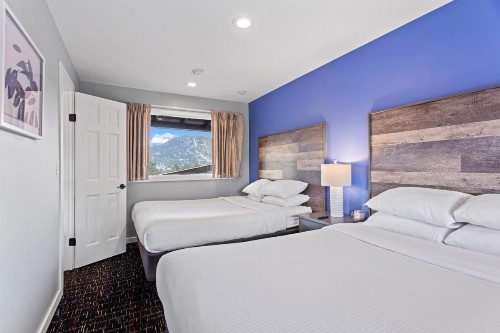 Coyote Mountain Lodge - image 20