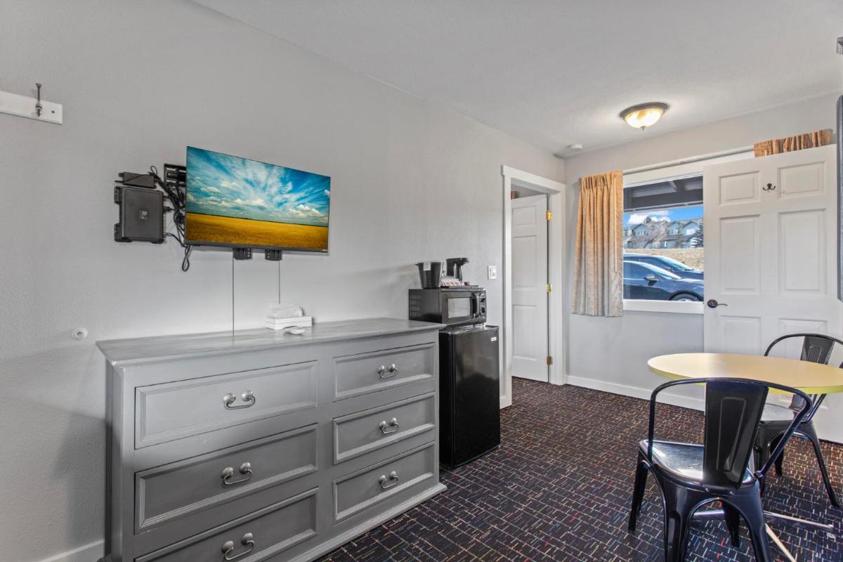 Coyote Mountain Lodge - image 3