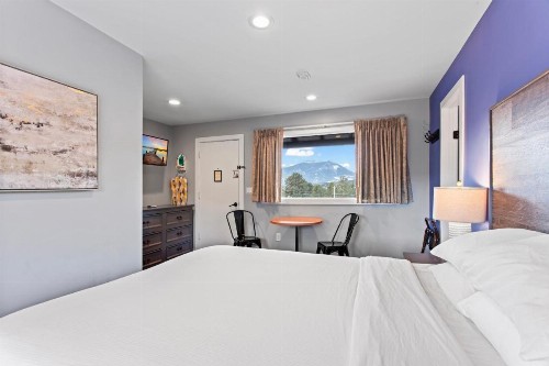 Coyote Mountain Lodge - image 9