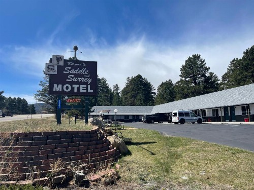 Saddle & Surrey Motel - image 9