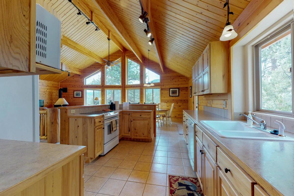 Twin Pines Cabin - image 7