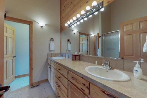 Twin Pines Cabin - image 8