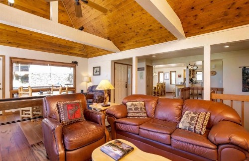 Tranquil Duplex Home - image 4