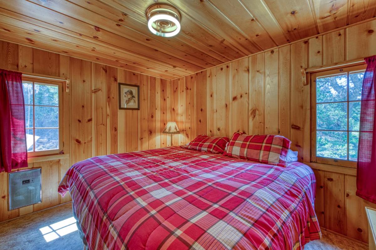 Flower Lane Cabin - image 5