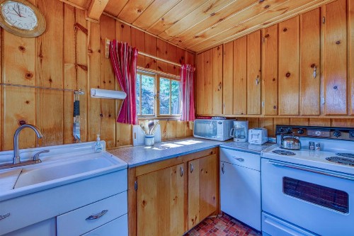 Flower Lane Cabin - image 8