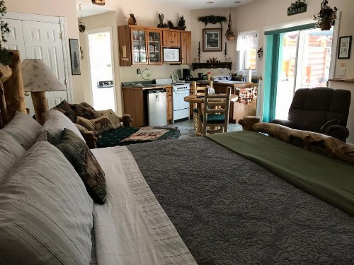 Sonnenhof Lakewood Manor Bed and Breakfast. - image 11