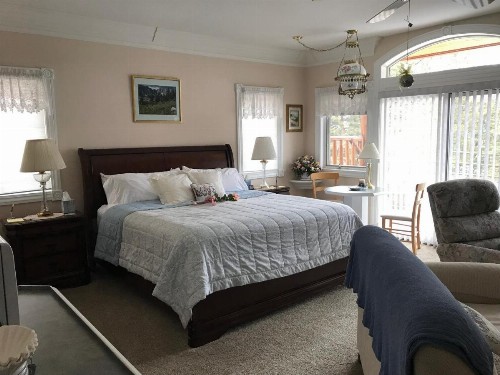 Sonnenhof Lakewood Manor Bed and Breakfast. - image 4