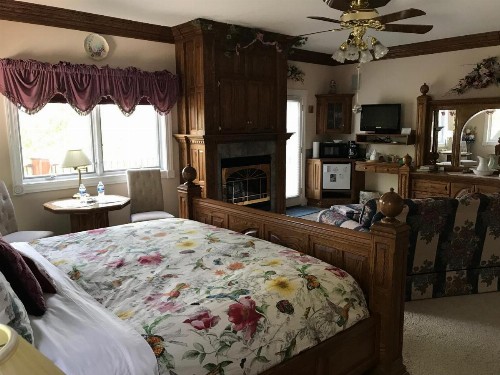Sonnenhof Lakewood Manor Bed and Breakfast. - image 6