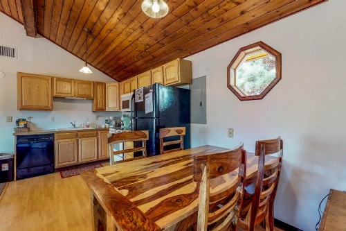 Mary's Lake Cabin - image 12