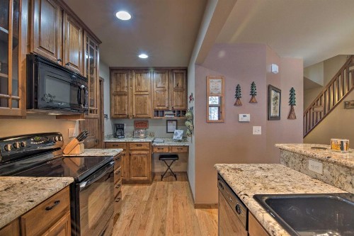 Spacious Estes Park Home on Big Thompson River!