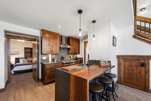 Rocky Mountain Getaway- Indoor/Outdoor Fireplace Jacuzzi Close to Downtown - image 17