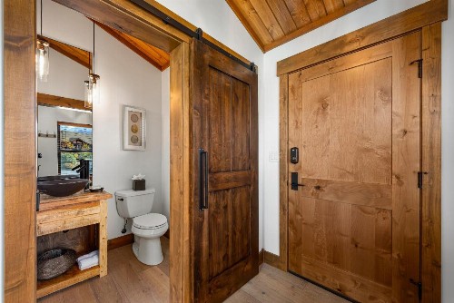 Rocky Mountain Getaway- Indoor/Outdoor Fireplace Jacuzzi Close to Downtown - image 18