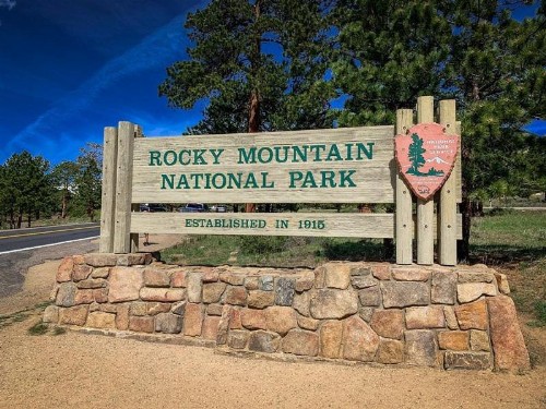 Rocky Mountain Getaway- Indoor/Outdoor Fireplace Jacuzzi Close to Downtown - image 25