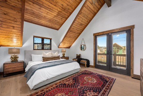 Rocky Mountain Getaway- Indoor/Outdoor Fireplace Jacuzzi Close to Downtown - image 27