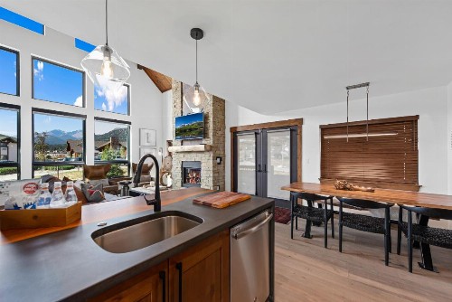 Rocky Mountain Getaway- Indoor/Outdoor Fireplace Jacuzzi Close to Downtown - image 3
