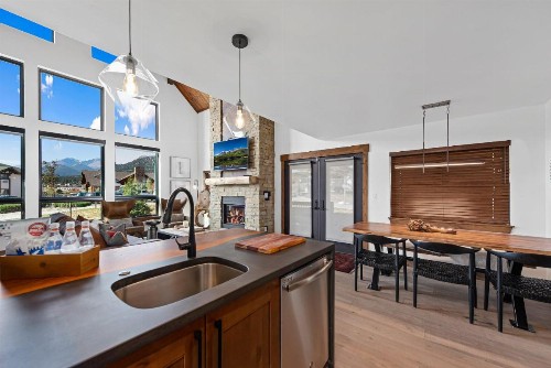 Rocky Mountain Getaway- Indoor/Outdoor Fireplace Jacuzzi Close to Downtown - image 46