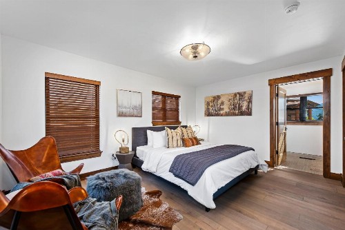 Rocky Mountain Getaway- Indoor/Outdoor Fireplace Jacuzzi Close to Downtown - image 6