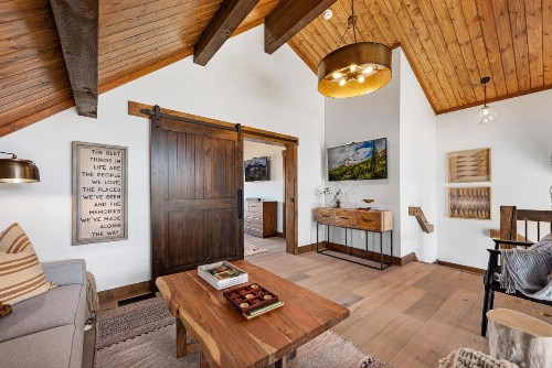 Rocky Mountain Getaway- Indoor/Outdoor Fireplace Jacuzzi Close to Downtown - image 9