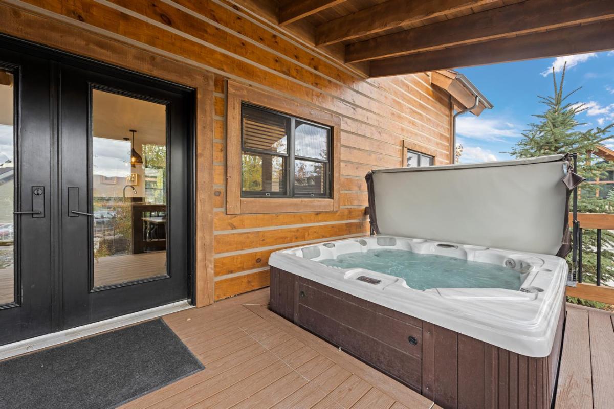 New Log Cabin! Steps to Lake Estes Indoor/Outdoor Fireplace Private Jacuzzi! - image 2