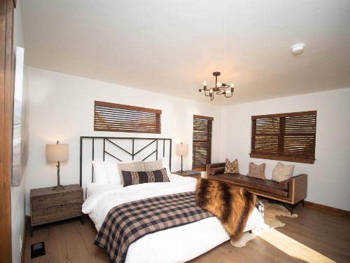 New Log Cabin! Steps to Lake Estes Indoor/Outdoor Fireplace Private Jacuzzi! - image 34