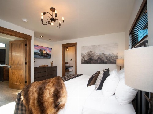 New Log Cabin! Steps to Lake Estes Indoor/Outdoor Fireplace Private Jacuzzi! - image 39