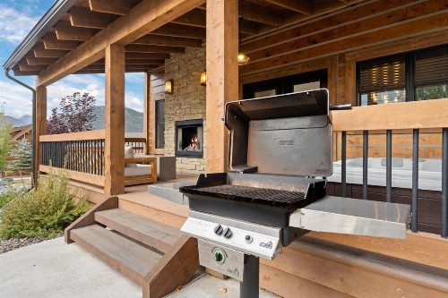 New Log Cabin! Steps to Lake Estes Indoor/Outdoor Fireplace Private Jacuzzi! - image 40