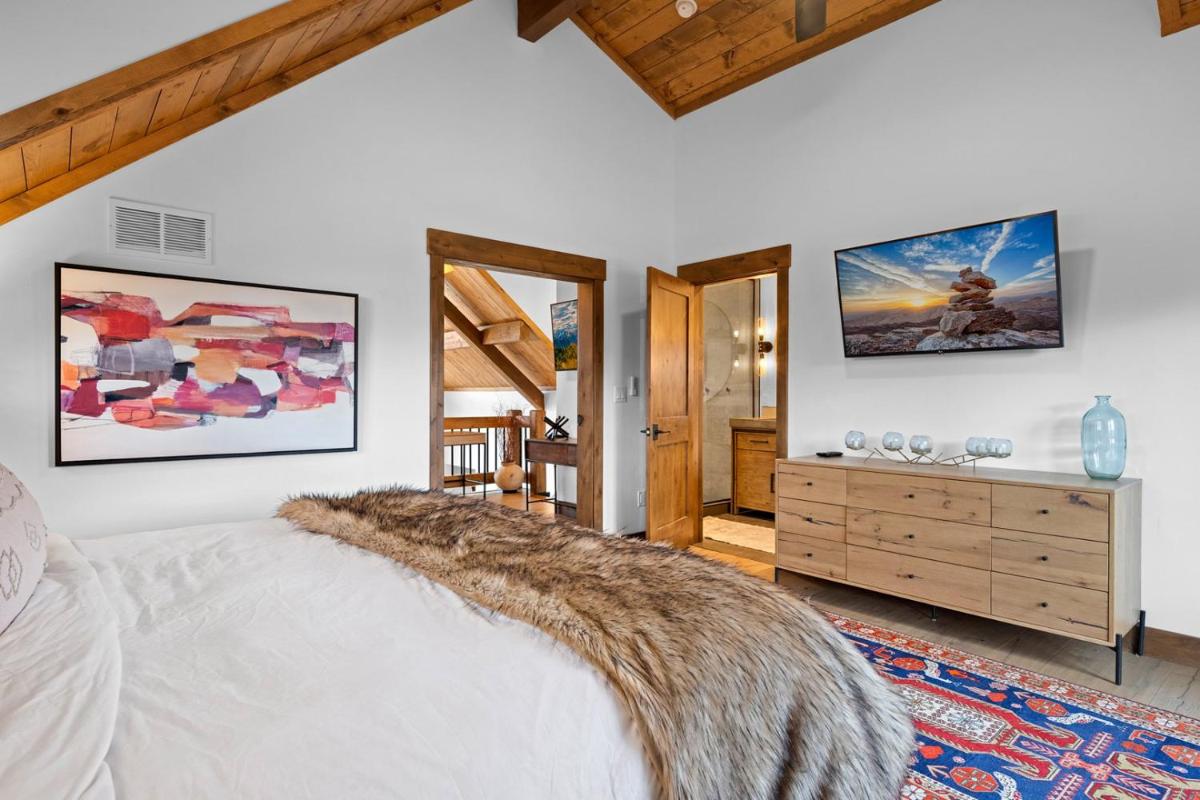 New Log Cabin! Steps to Lake Estes Indoor/Outdoor Fireplace Private Jacuzzi! - image 6