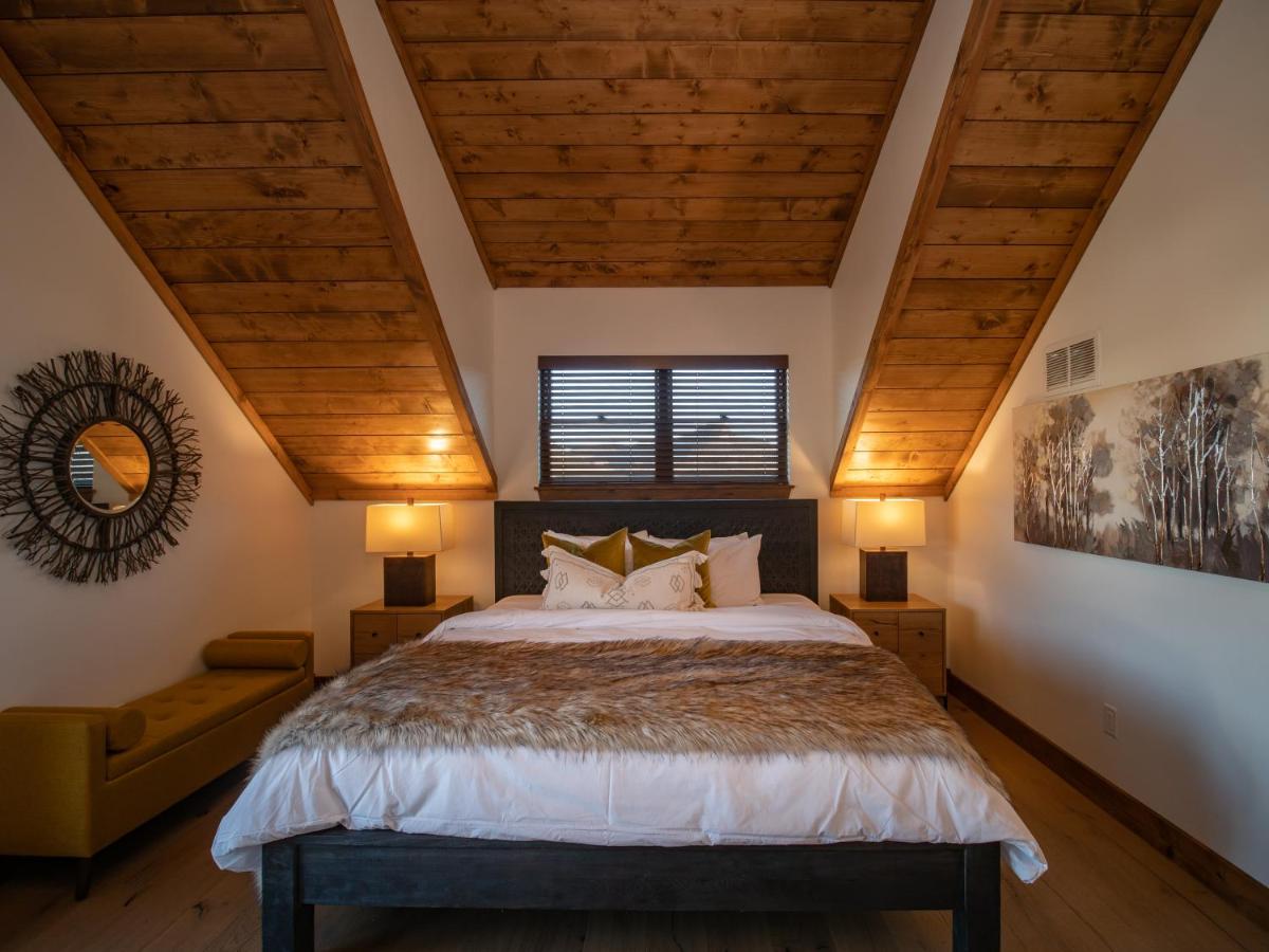 New Log Cabin! Steps to Lake Estes Indoor/Outdoor Fireplace Private Jacuzzi! - image 7