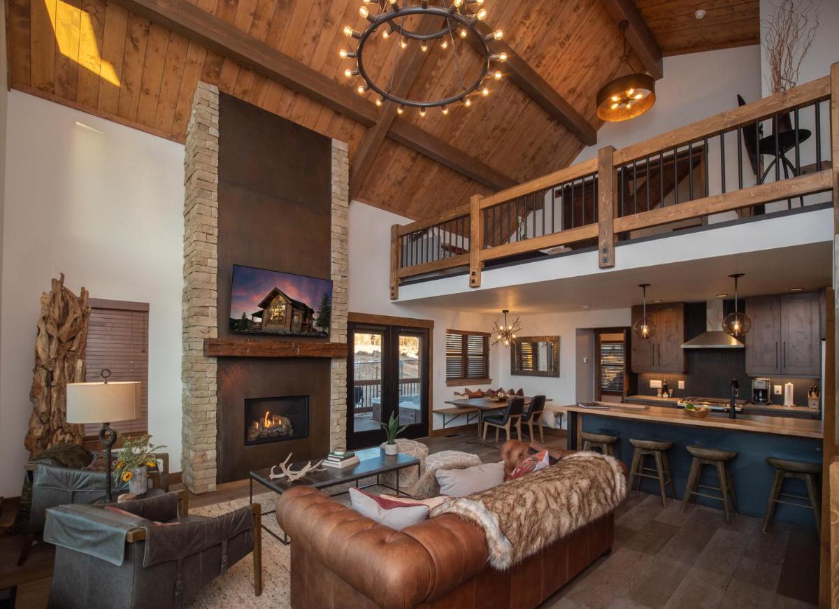 Brand new! Located on Lake Estes Private Jacuzzi Indoor/Outdoor Fireplace - image 2