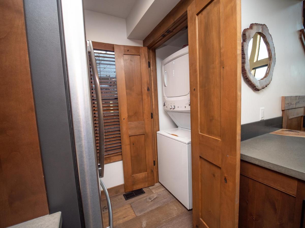 Brand new! Located on Lake Estes Private Jacuzzi Indoor/Outdoor Fireplace - image 7