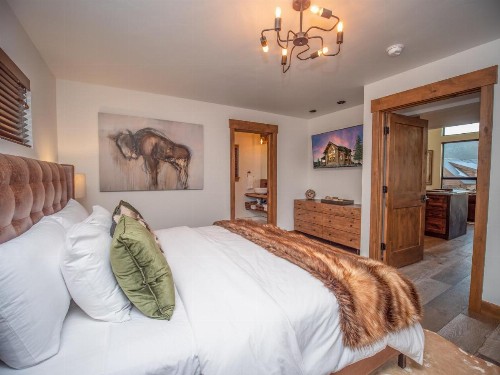 Brand new! Located on Lake Estes Private Jacuzzi Indoor/Outdoor Fireplace - image 9